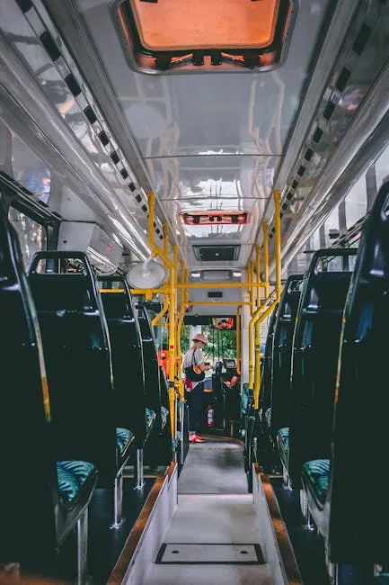 Interno di un autobus diretto a Lucca con corridoio e passeggeri