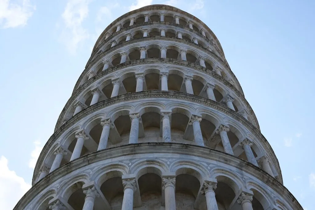 Dettaglio verticale della Torre pendente di Pisa con archi e colonne
